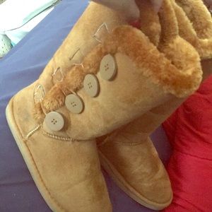 Women’s boots. Brown and fluffy!